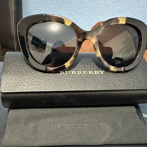 Burberry’s sunglasses - Picture 9 of 9